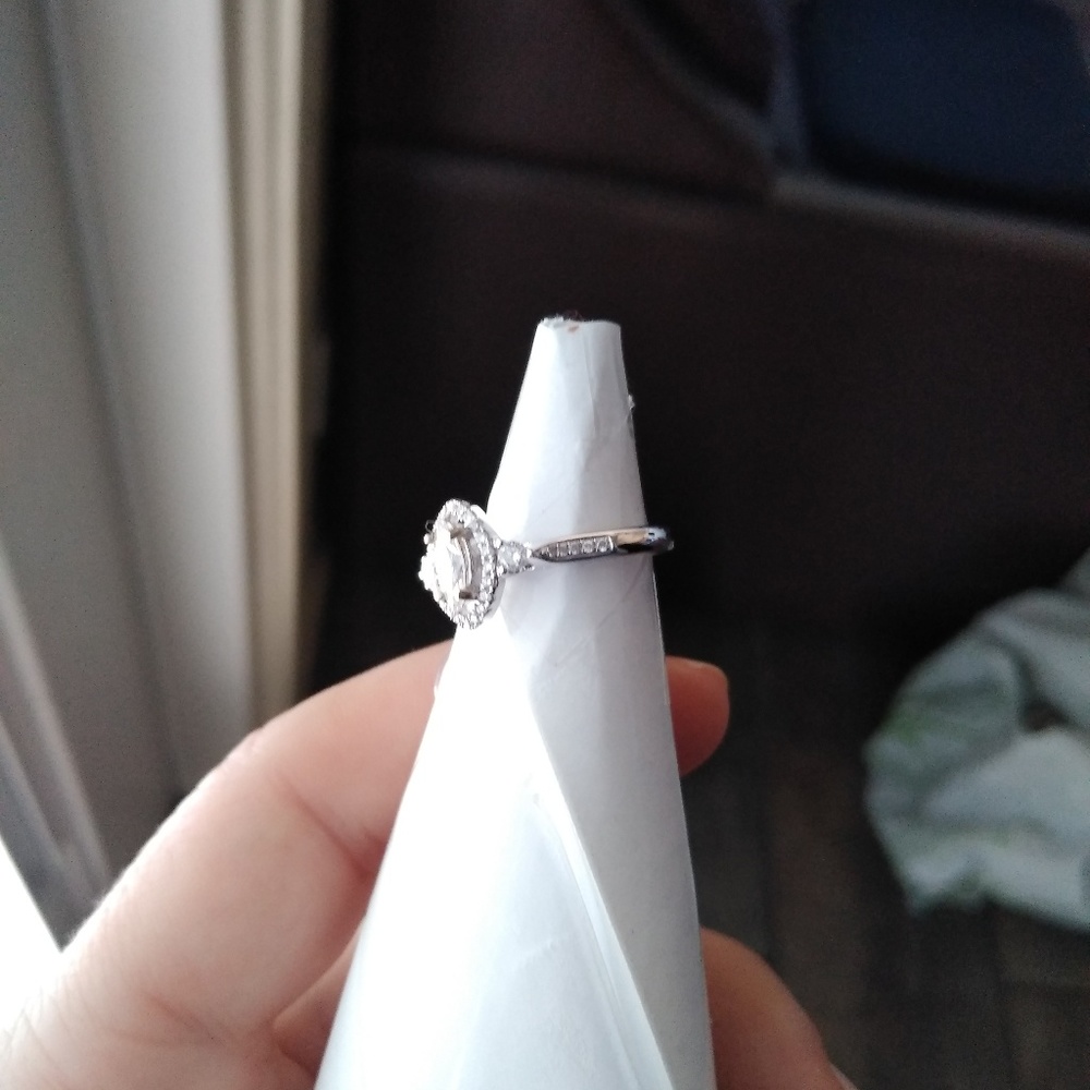 BEAUTIFUL $3000 DIAMOND RING - Picture 4 of 8